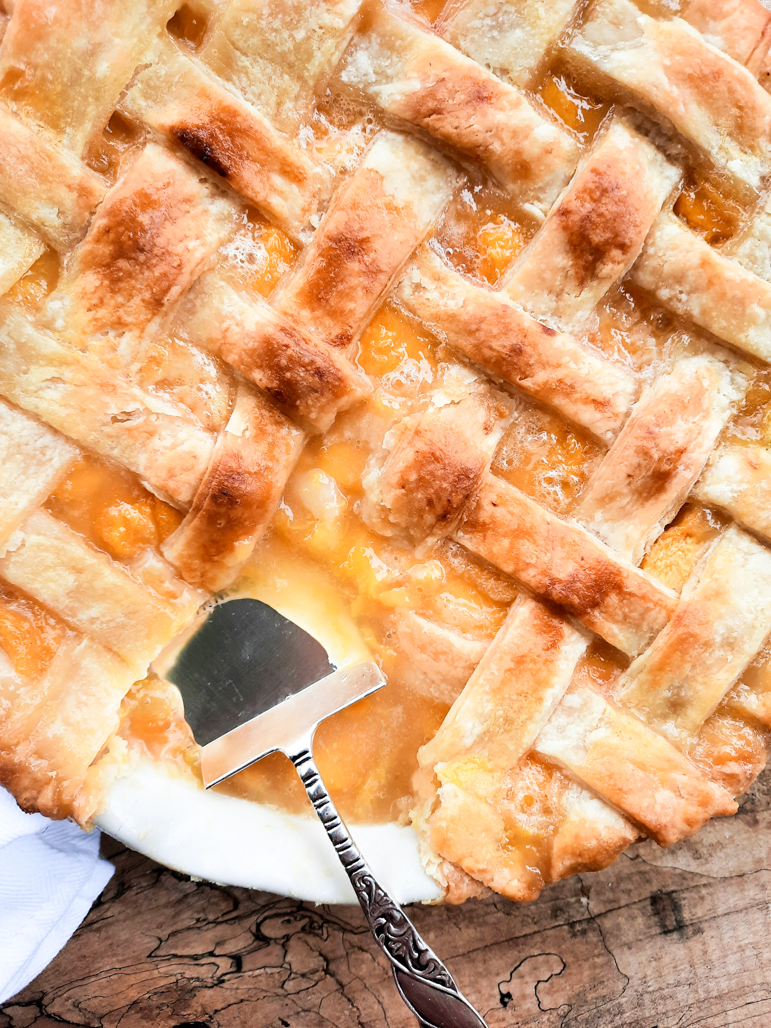 Apple Bourbon Peach Pie is loaded with fresh, juicy peaches and a hint of Jim Bean Apple Bourbon in an all butter crust.