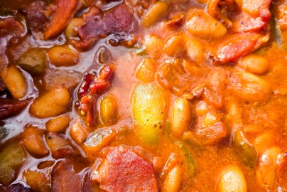Classic baked beans are smoky-sweet with Great Northern beans, crispy bacon, molasses, green bell peppers, and a rich blend of savory flavors.