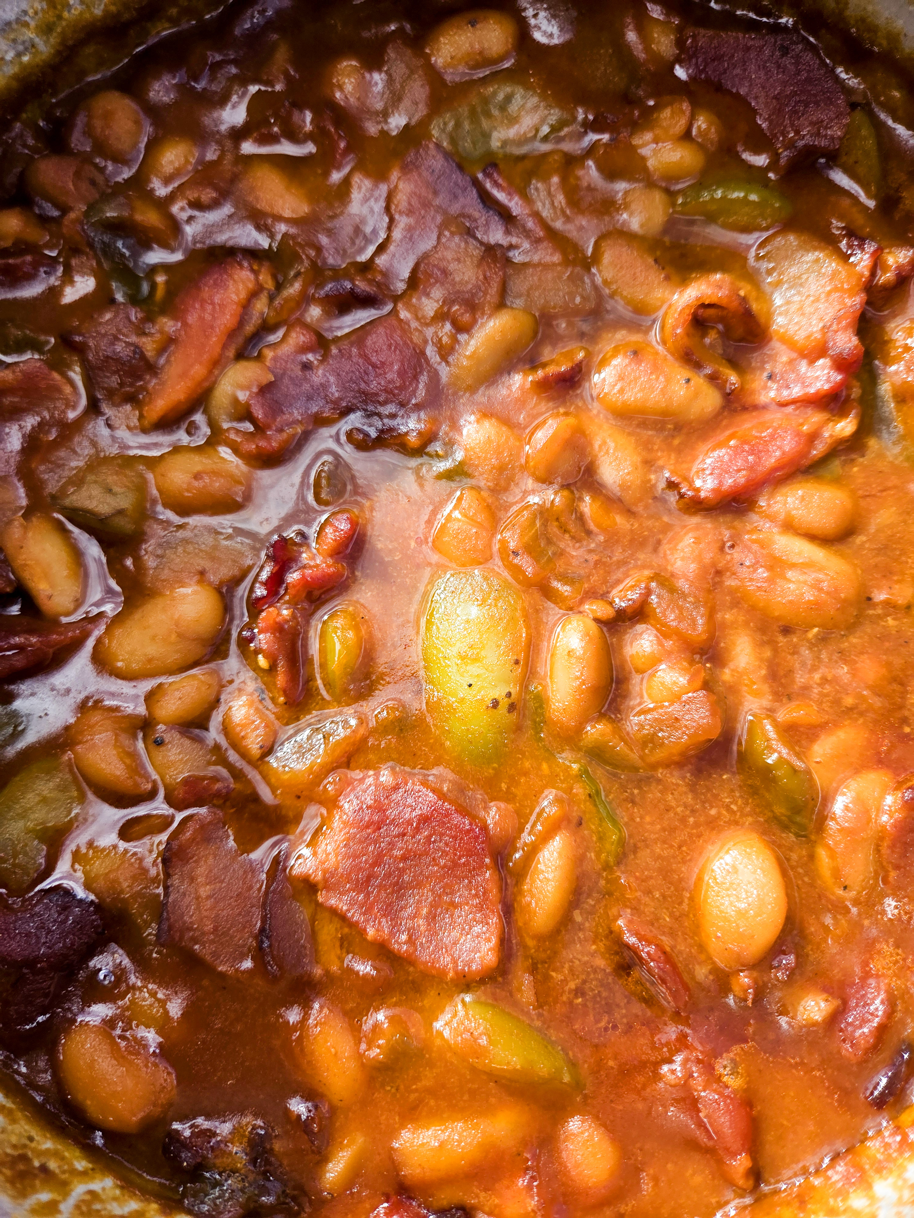 Classic baked beans are smoky-sweet with Great Northern beans, crispy bacon, molasses, green bell peppers, and a rich blend of savory flavors.